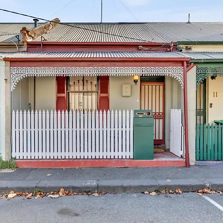 Melbourne Guest House With Parking And Courtyard-3